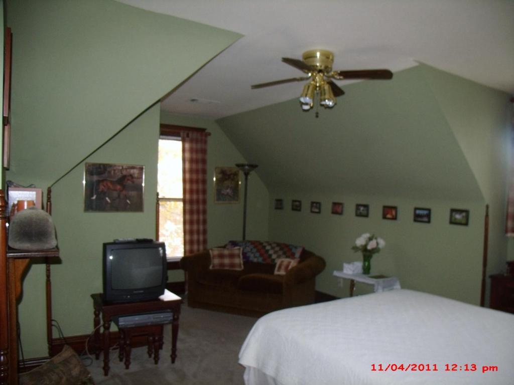 The Corner House Bed & Breakfast Nicholasville Room photo